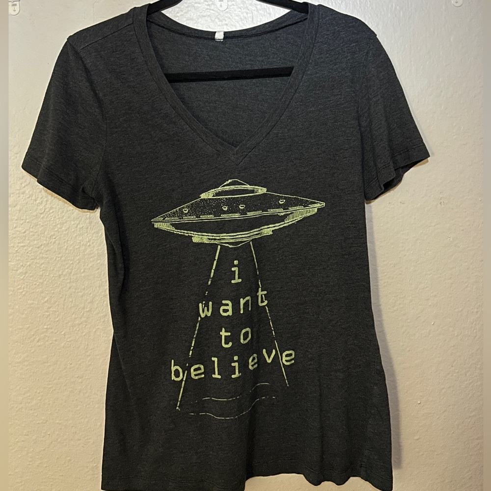 FUEGO Women’s Gray and Green Short Sleeve T-Shirt Size Medium